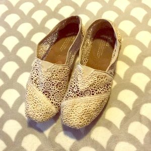 TOMS ivory lace shoes W7